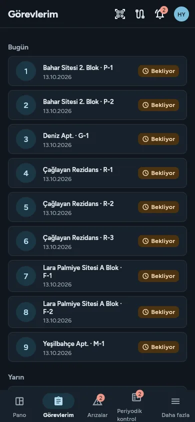 Teknisyenin telefonunda bugünün görev listesi, rota sırasıyla